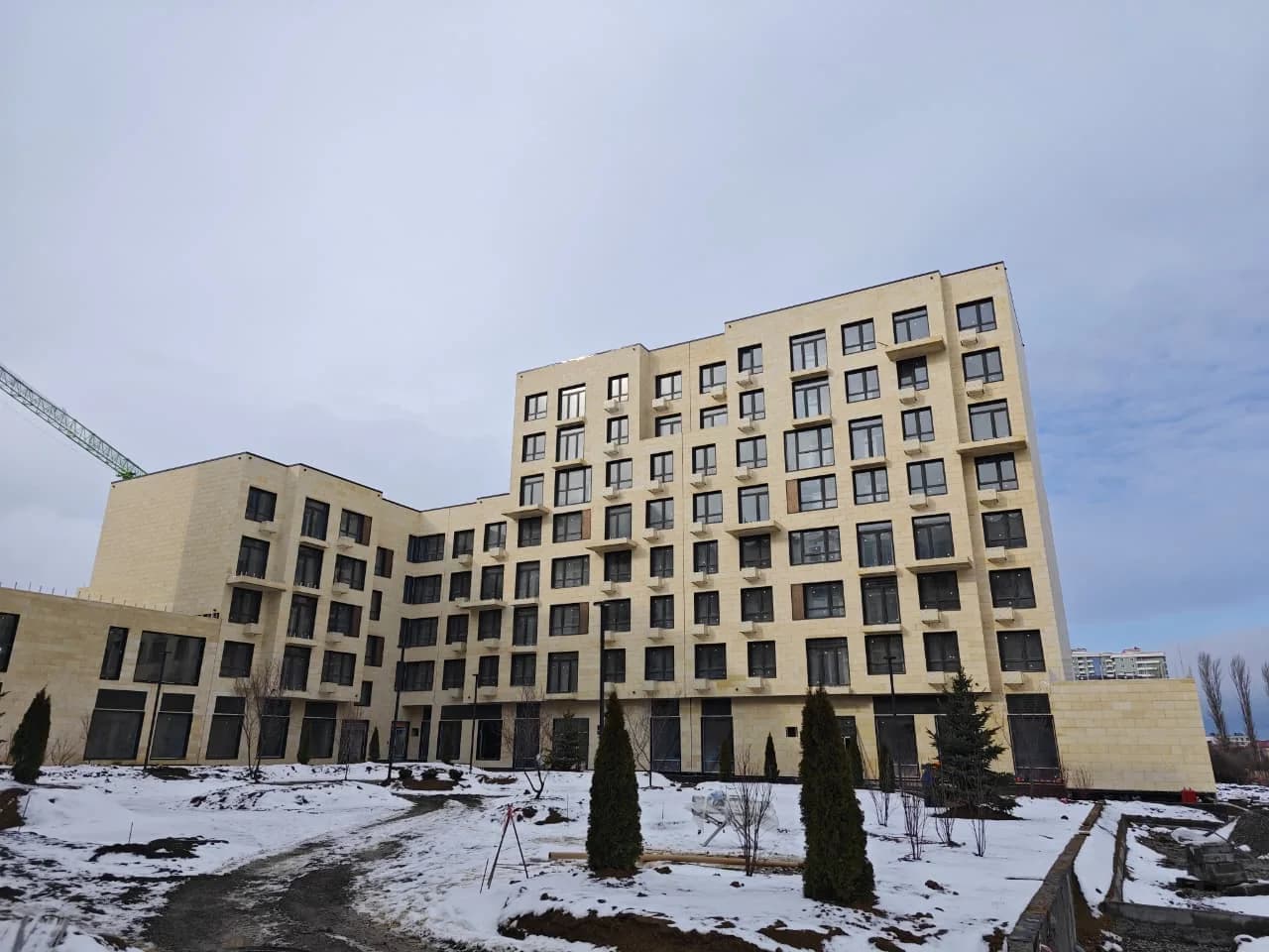 Общий вид ЖК «Гранатовый квартал» в Дербенте с остеклением VITRANEL выше первого этажа